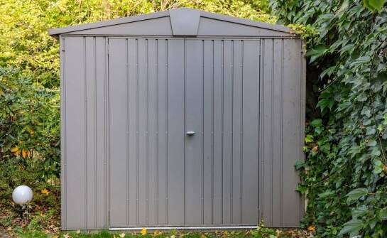 Praktyczne i estetyczne rozwiązania schowków ogrodowych z blachy
