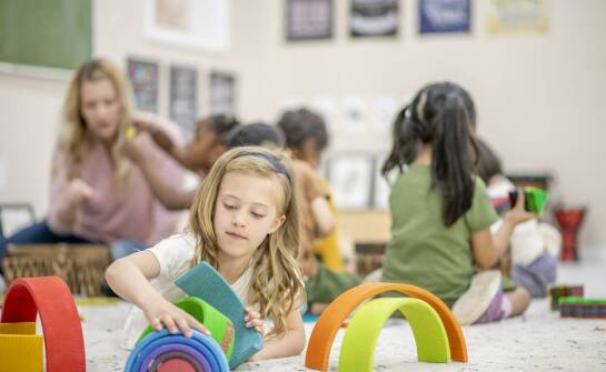 Dwujęzyczna edukacja a rozwój interpersonalnych umiejętności u dzieci