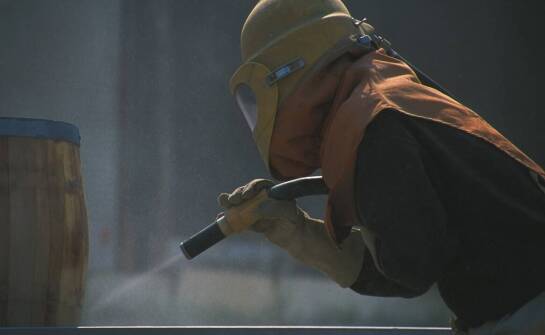 Jak piaskowanie wpływa na trwałość stalowych konstrukcji?