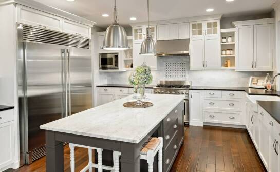 Wybór odpowiednich kolorów i wykończeń dla kuchennych mebli na zamówienie