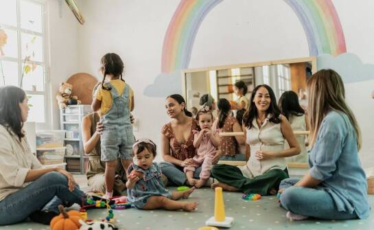 Jak żłobek integruje wiedzę z zakresu psychologii i pedagogiki w codziennej pracy?