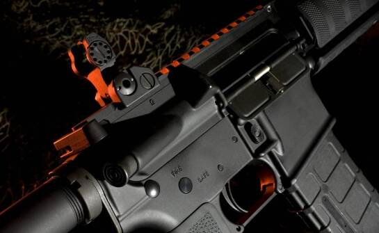 Czym kierować się przy wyborze taktycznej latarki na trudne warunki?