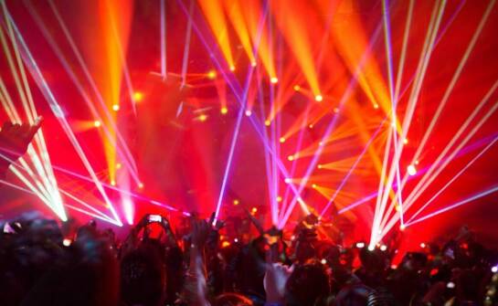 Bezpieczeństwo na festiwalach: jak wynajem barierek pomaga w zarządzaniu tłumem?