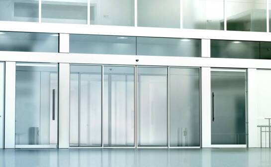 Estetyka aluminiowych profili w szklanych drzwiach – jak osiągnąć nowoczesny wygląd?