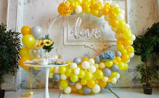 Zabawne ujęcia w ciążowej sesji – jak wprowadzić humor do zdjęć?