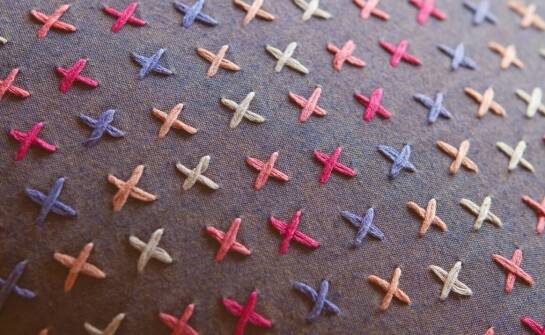 Jak wzdłużne i poprzeczne cięcie wpływa na jakość produktów z filcu?