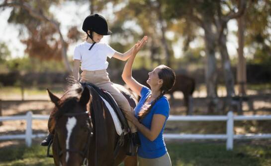 Jazda konna dla wszystkich grup wiekowych: Co oferuje szkółka w Poznaniu?