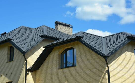 Nowoczesne dachowe pokrycia: co rynek oferuje dla jednorodzinnych domów?