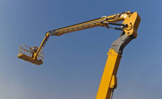 Jakie są kluczowe aspekty teoretyczne i praktyczne w kursach na nożycowe podnośniki?