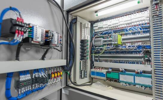 Jak systemy gaszenia w szafach wpływają na bezpieczeństwo instalacji przemysłowych?