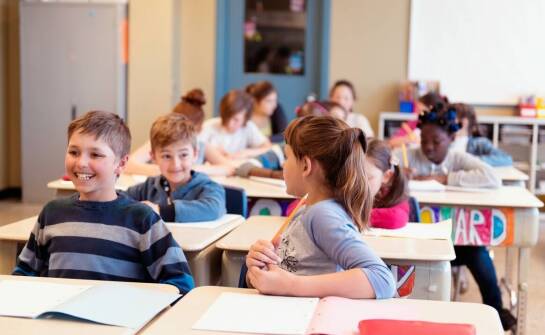 Jak podstawowe szkoły w Warszawie rozwijają umiejętność pracy zespołowej?