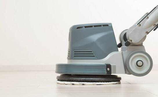 Zalety maszynowego czyszczenia podłóg po zakończeniu prac remontowych.