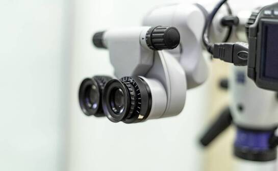 Czy mikroskopowa endodoncja jest bardziej skuteczna niż inne metody leczenia?