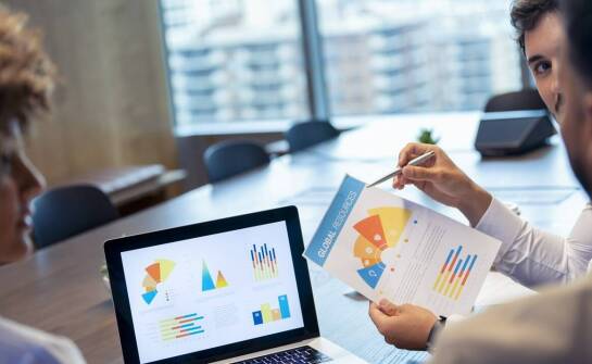 Jak pełna księgowość przyczynia się do lepszego zarządzania finansową płynnością?