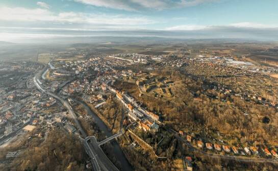 Jakie korzyści przynosi współpraca z agencją nieruchomości w Bochni przy wynajmie działki?