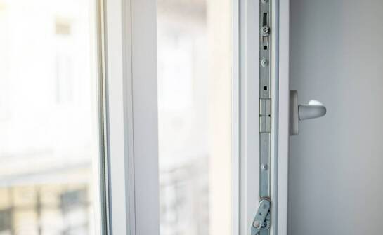 Jakie są różnice między systemami otwierania w aluminiowych oknach?