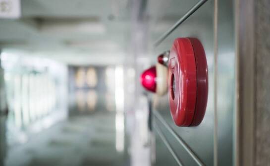 Jakie są najnowsze standardy w dziedzinie pożarowej sygnalizacji?