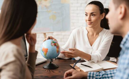 Jakie są zalety współpracy z turystycznymi licencjonowanymi pilotami?