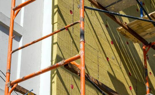 Jakie ochronne materiały stosować w izolacjach dachów?