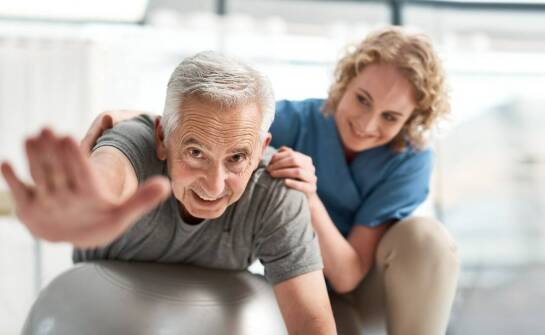 Jak profesjonalna domowa opieka wspiera rehabilitację po hospitalizacji?