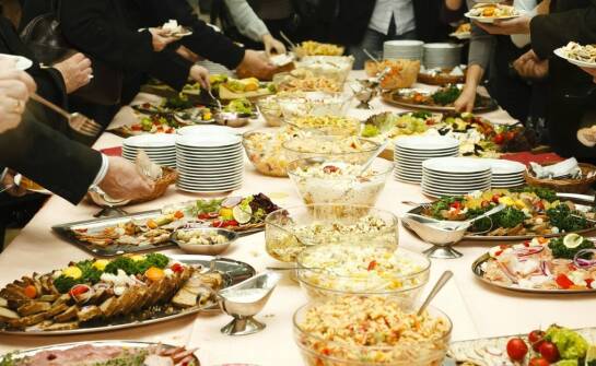 Dlaczego warto zadbać o elastyczne menu przy organizacji firmowego bankietu?