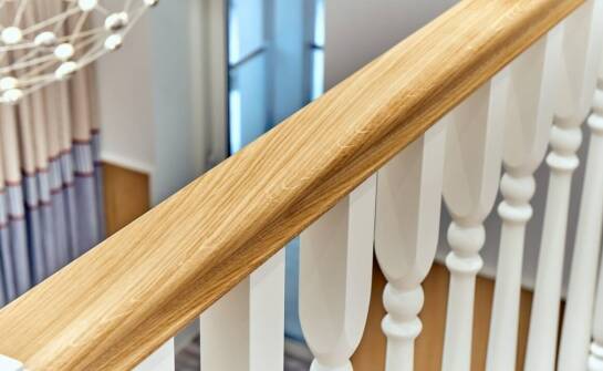 Metalowe tralki a klasyczne wzornictwo balustrad