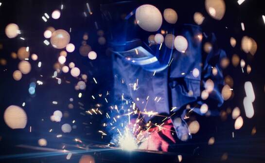 Jakie są wyzwania przy uzyskiwaniu uprawnień dla spawaczy?