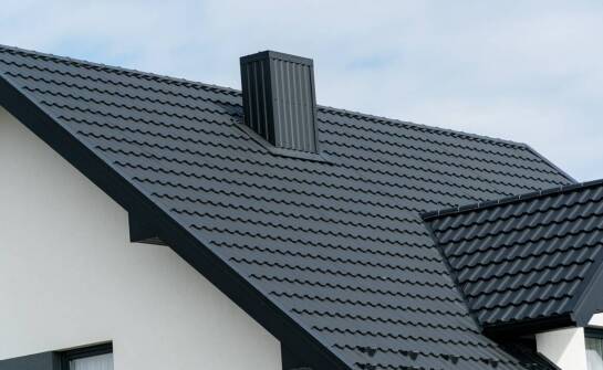 Najnowsze trendy w projektowaniu dachów z blachodachówką