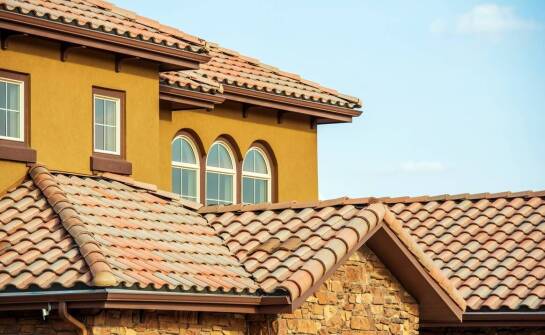 Zalety i wady różnych materiałów pokryciowych do dachów