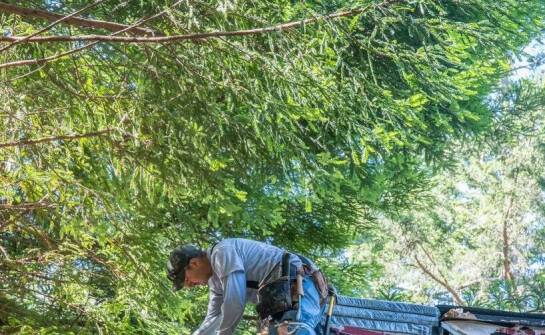 Demontaż starych dachowych pokryć – kluczowe aspekty i korzyści