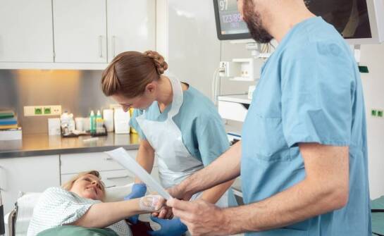 Jak przygotować pacjenta do medycznego transportu z Anglii?