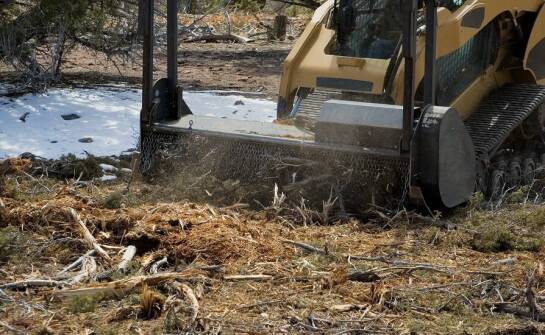 Przygotowanie budowlanej działki: rola mulczowania w oczyszczaniu terenu