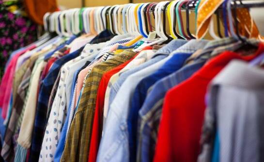 Jakie korzyści oferuje zakup ubrań używanych przez internet?