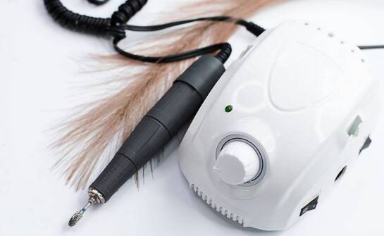 Zastosowanie frezarki do pedicure w codziennej pracy dla stylisty paznokci