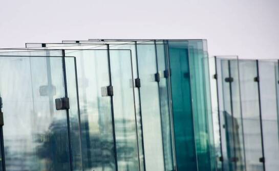 Bezpieczne szkło w przestrzeniach publicznych – dlaczego warto?