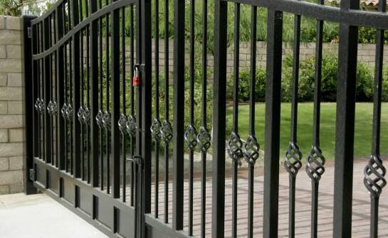 Estetyka i funkcjonalność dwuskrzydłowych bram na Twojej posesji