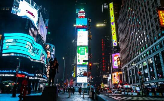 Nowoczesne technologie w produkcji świetlnych reklam: co warto wiedzieć?