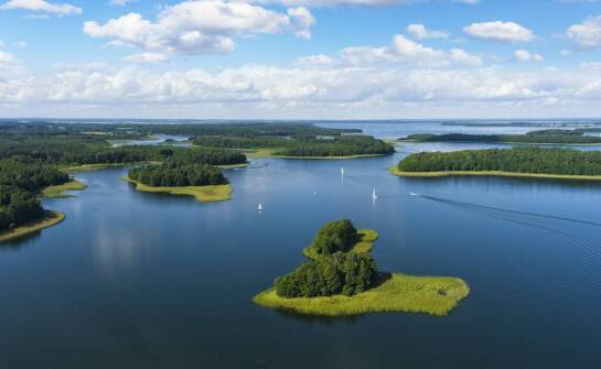 Zalety czarterów motorowych jachtów poza Mazurami: Gdzie jeszcze warto wypłynąć?