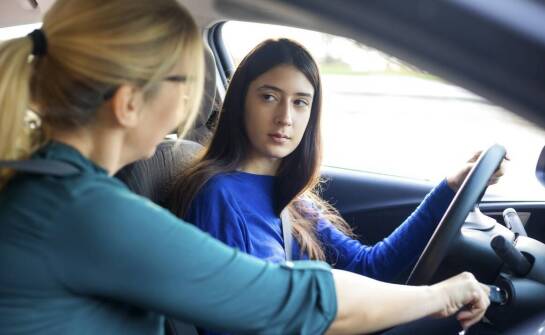 Jakie wsparcie oferują instruktorzy w procesie zdobywania prawa jazdy?