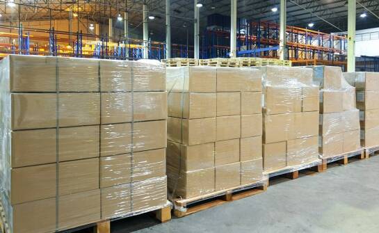 Rola folii stretch w zwiększaniu bezpieczeństwa towarów w transporcie