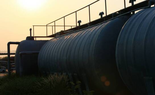 Kluczowe właściwości przemysłowych zbiorników z tworzyw sztucznych w przechowywaniu niebezpiecznych substancji