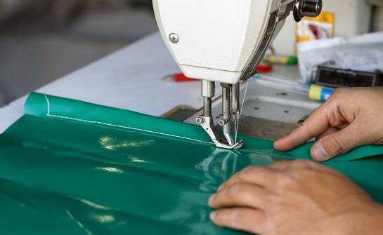 Różnorodność materiałów używanych do produkcji plandek na tarasie