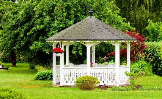 Różnorodność kolorystyczna plandek do altan – jak dopasować je do wystroju?