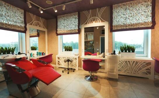 Jak centrum szkoleniowe wspiera rozwój kariery w branży beauty?