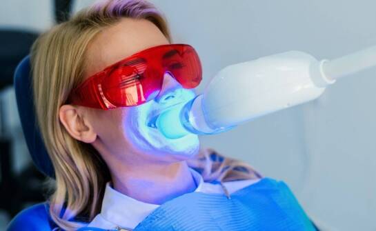 Metody usuwania przebarwień na zębach: co oferują specjaliści?