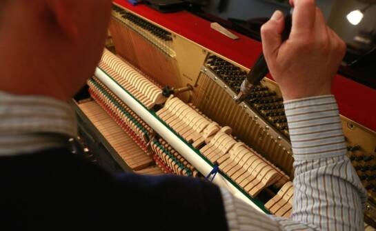 Wpływ doświadczenia pracowników na jakość usługi w wnoszeniu pianin