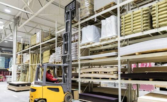 Boczne wózki widłowe do załadunku – jak poprawić ich operacyjną wydajność?