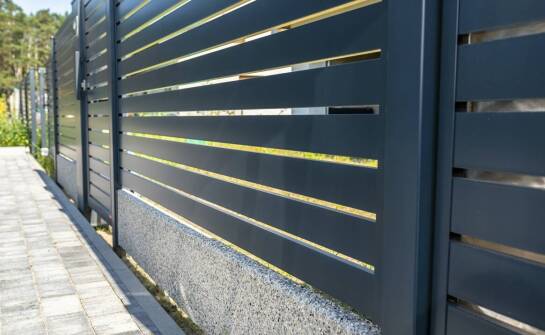 Jakie opcje wykończenia są dostępne dla przesuwnych bram?