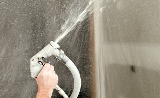 Tynki maszynowe: szybkość aplikacji i kosztowa efektywność