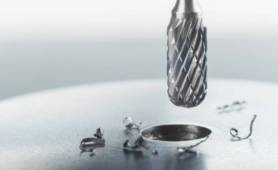 Jak trzpieniowe frezy do PVC wpływają na precyzję w produkcji stolarki budowlanej?